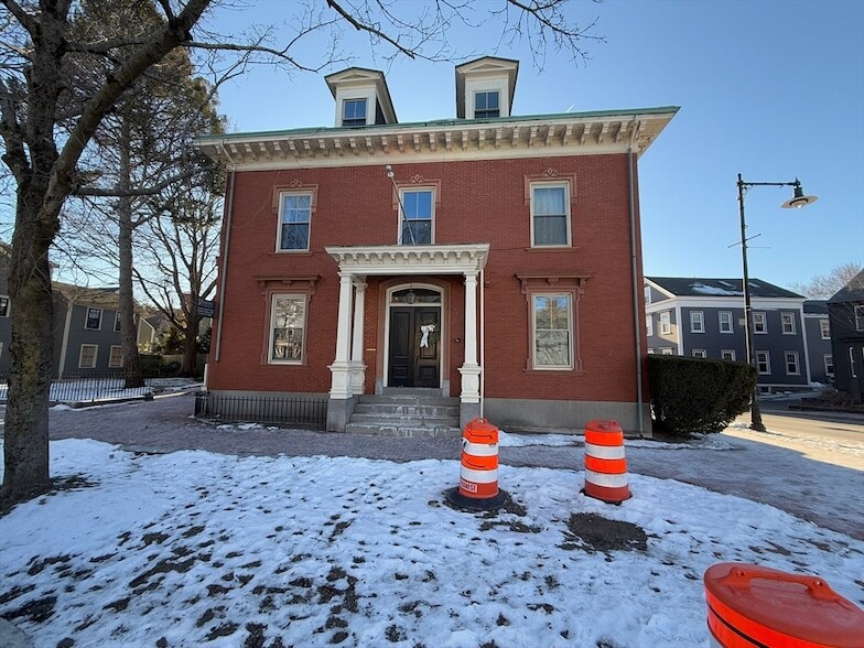 2 Winter St, Unit 2F in Salem, MA - Building Photo