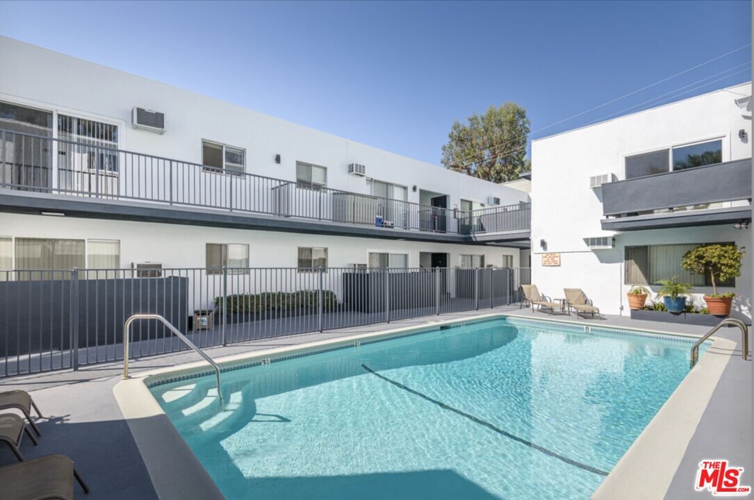 1261 Laurel Ave in West Hollywood, CA - Building Photo