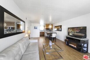 630 N Grand Ave in Los Angeles, CA - Building Photo