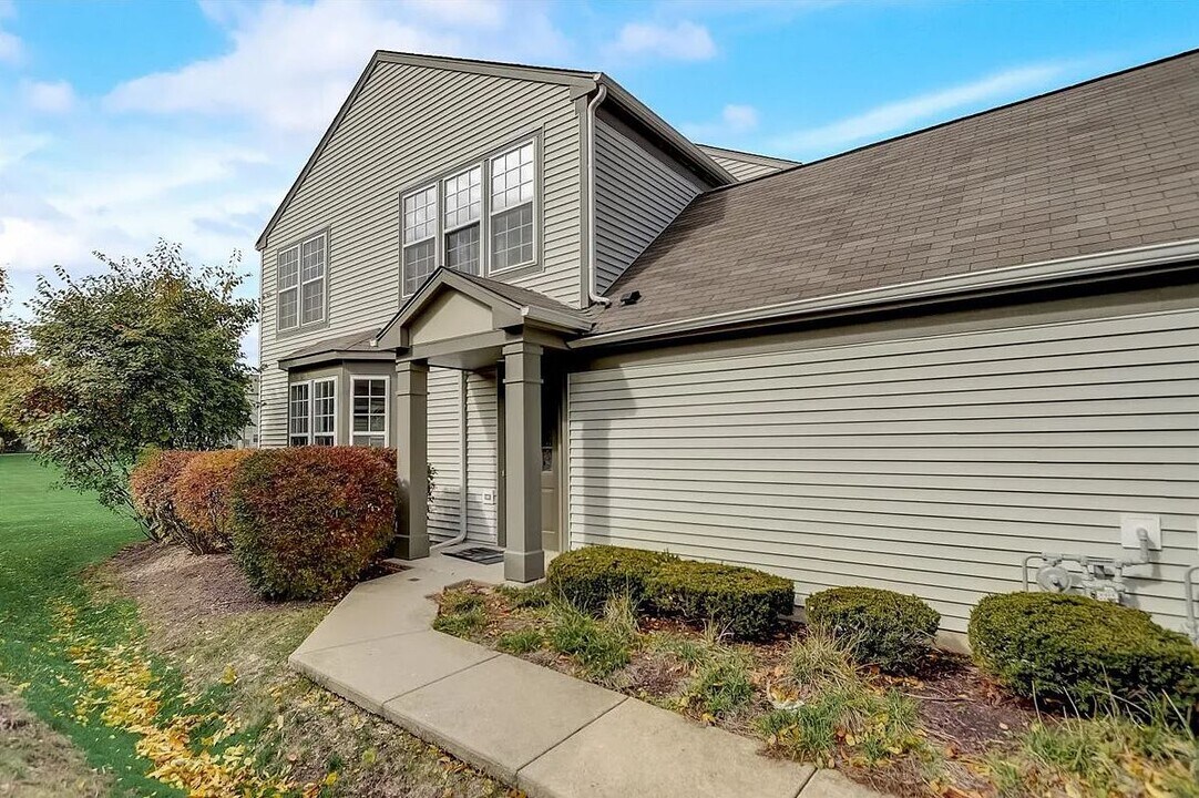 3333 Bromley Ln in Aurora, IL - Building Photo