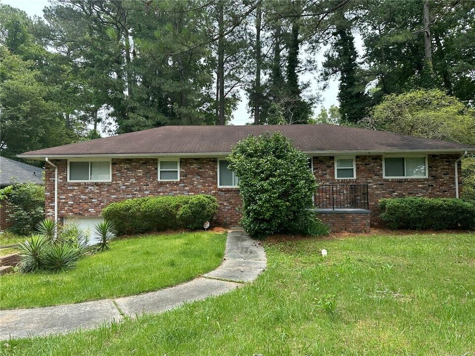 1914 La Mesa Ln in Decatur, GA - Building Photo