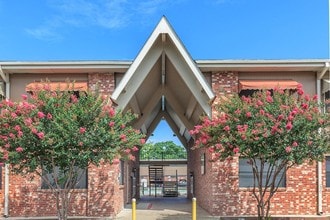 Oak Tree Apartments in San Antonio, TX - Building Photo - Building Photo