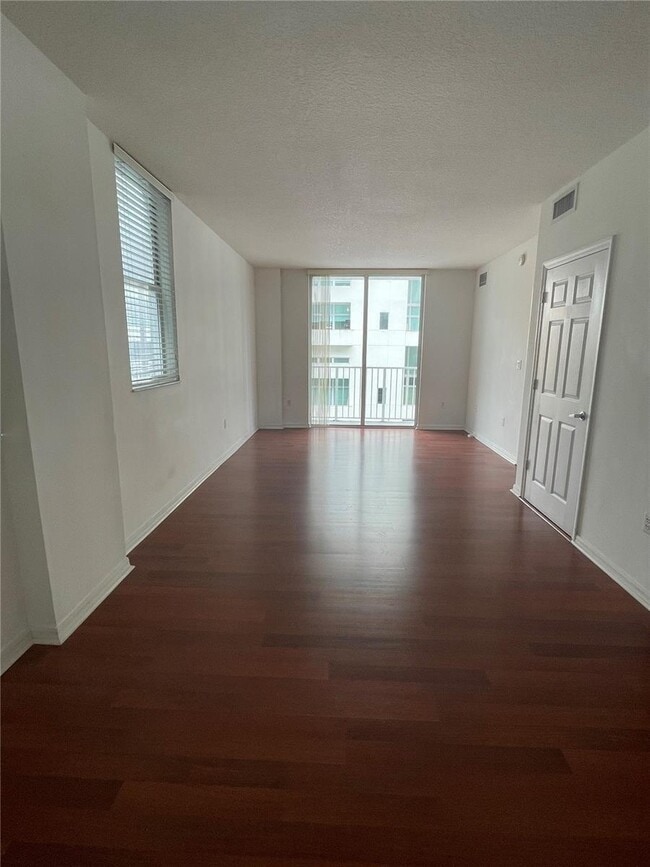 115 SW 11th St, Unit 605 in Miami, FL - Foto de edificio - Building Photo