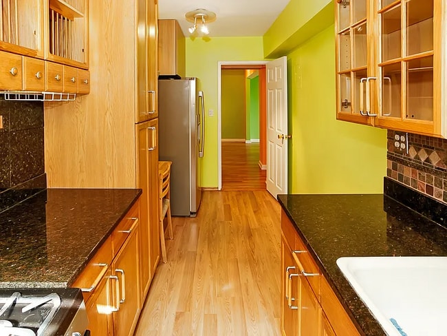 33-04 Junction Blvd, Unit APT 4W in Queens, NY - Foto de edificio - Building Photo