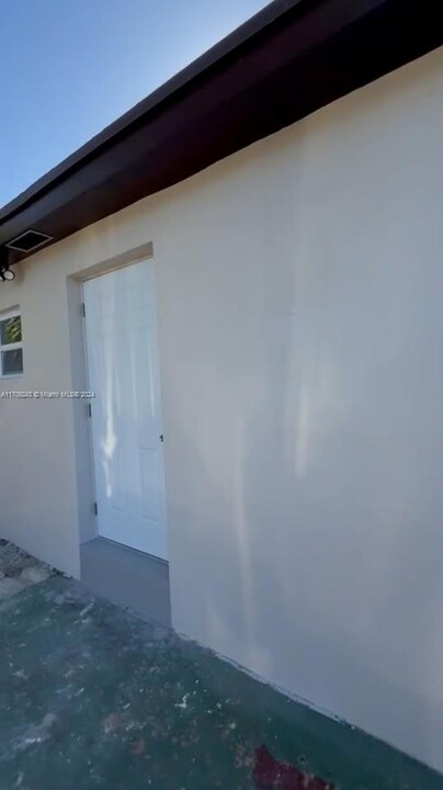 3041 NW 52nd St-Unit -B in Miami, FL - Building Photo