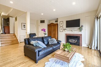 4400 55th Ave NE, Unit Lower level in Seattle, WA - Building Photo - Building Photo