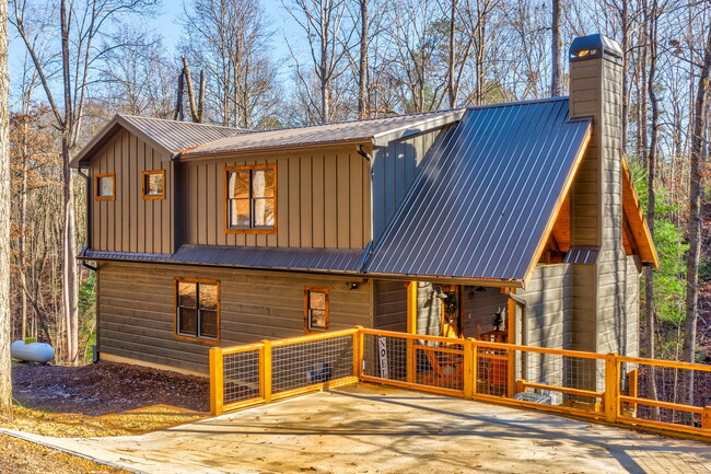 60 Cherokee Dr in Ellijay, GA - Foto de edificio - Building Photo