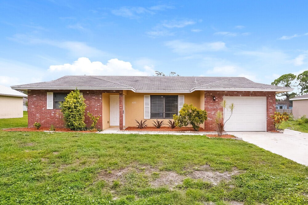 452 SW Sansom Ln in Port St. Lucie, FL - Building Photo