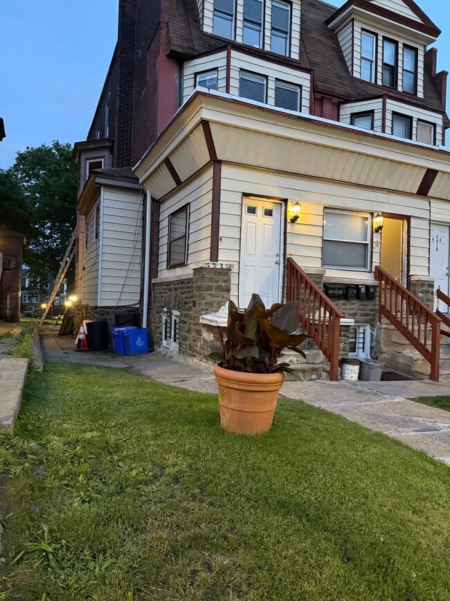 5719 N Park Ave, Unit 3rd fl apt