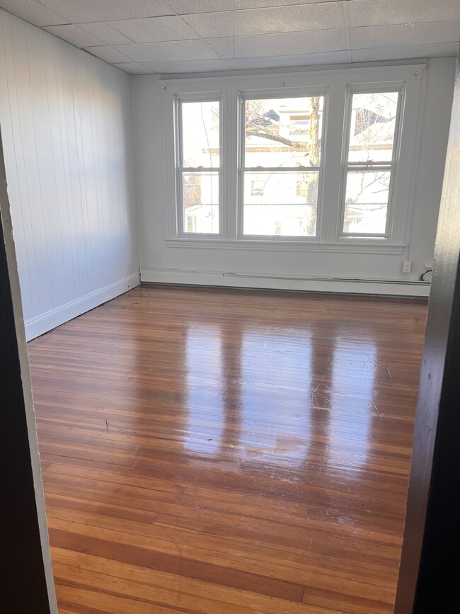 1370 E Main St, Unit Apt1 in Bridgeport, CT - Building Photo - Building Photo