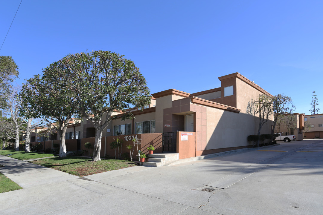 Eton Gardens Apartments in Chatsworth, CA - Building Photo