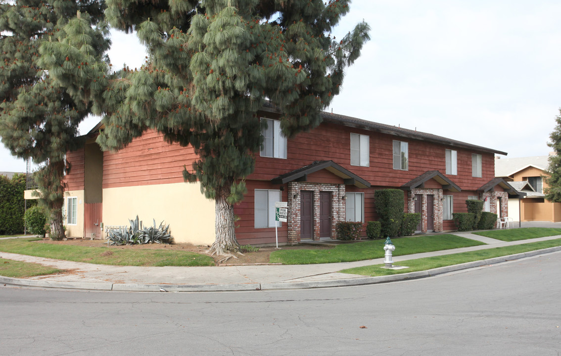 6065 N Augusta St in Fresno, CA - Building Photo