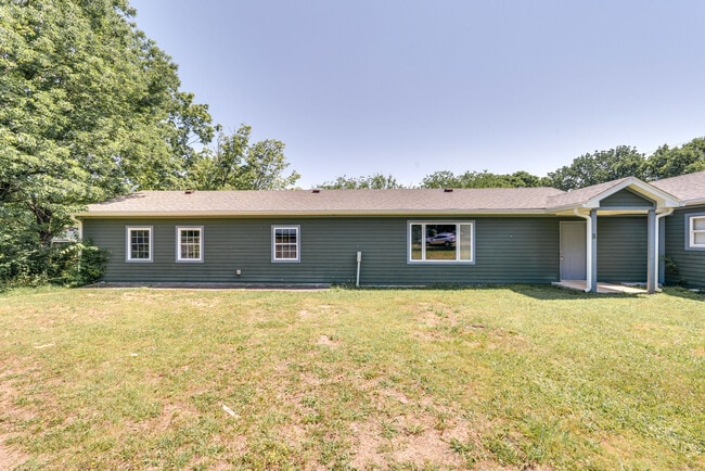 279 Stones River Rd in La Vergne, TN - Foto de edificio - Building Photo