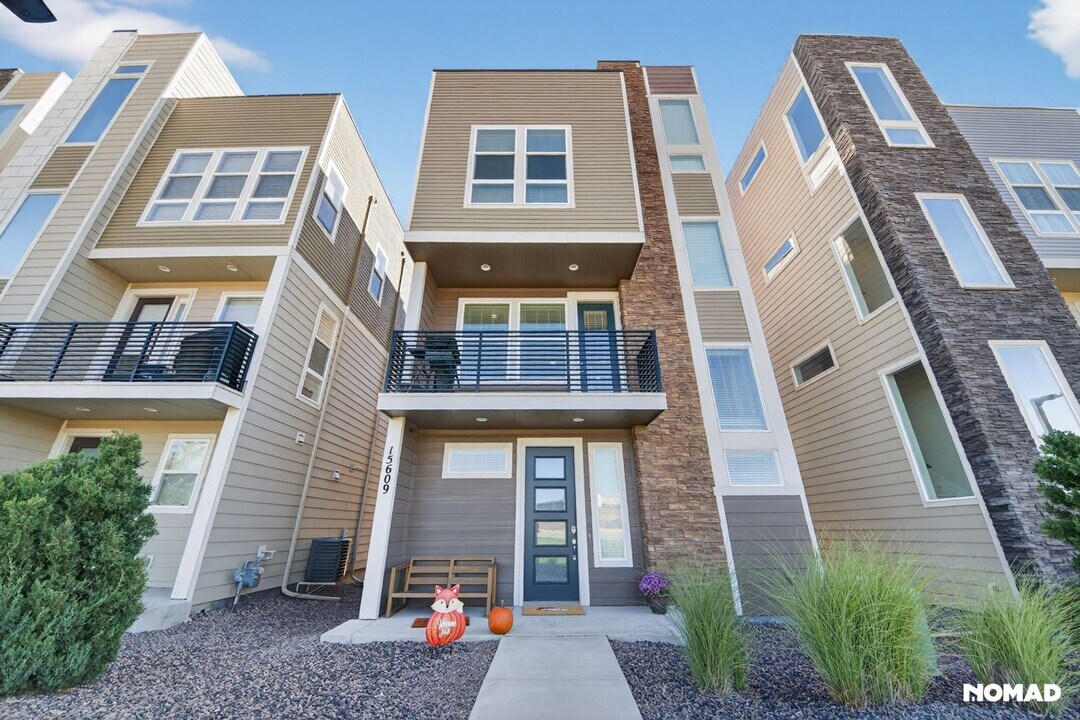 15609 E Broncos Pl in Englewood, CO - Building Photo