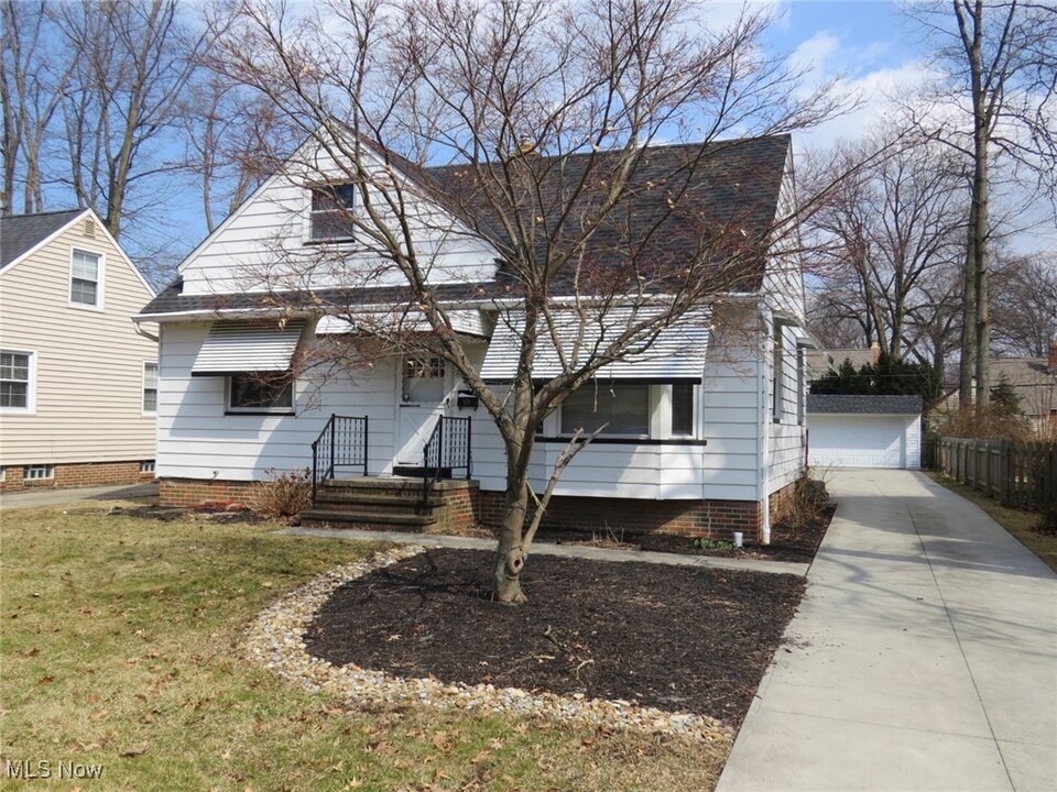 537 Huntmere Dr in Bay Village, OH - Building Photo