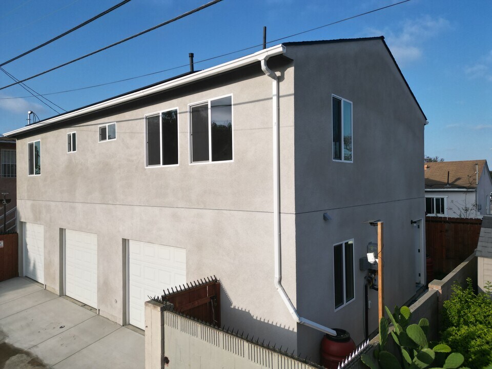 11235 S Hobart Blvd in Los Angeles, CA - Building Photo