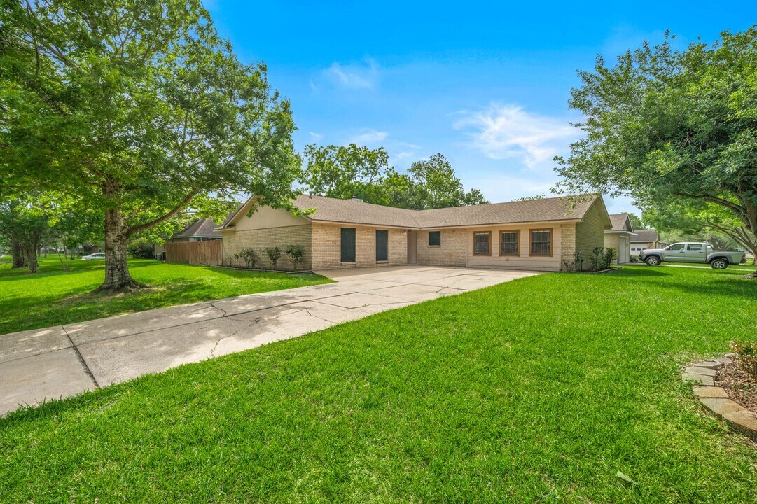 4915 Kentington Dr in Alvin, TX - Building Photo