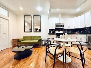 Furnished room/NOT APARTMENT in Queens, NY - Foto de edificio - Building Photo
