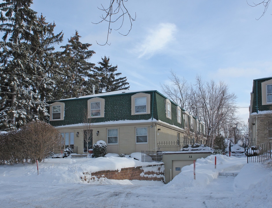 32 Bernhardt Dr in Buffalo, NY - Foto de edificio
