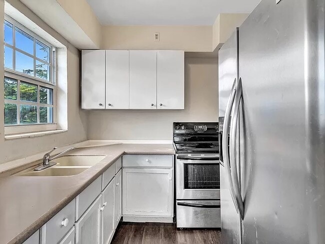 1451 NE 170th St, Unit 201A in North Miami Beach, FL - Building Photo - Building Photo