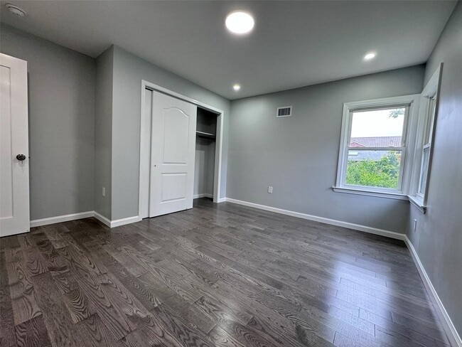145-39 20th Ave in Queens, NY - Foto de edificio - Building Photo