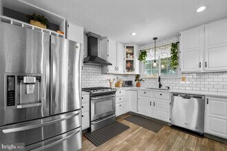 50 Burton Dr in Howell, NJ - Building Photo - Building Photo