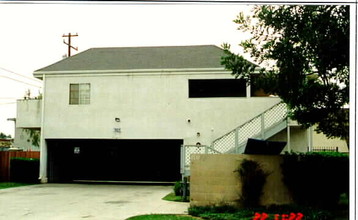 705 W Victor Ave in Anaheim, CA - Foto de edificio - Building Photo