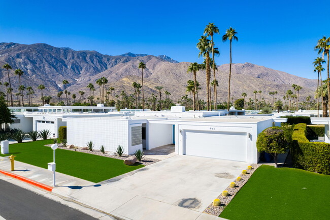 962 E Murray Canyon Dr in Palm Springs, CA - Building Photo - Building Photo