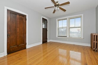 6516 S Stony Island Ave in Chicago, IL - Building Photo - Interior Photo
