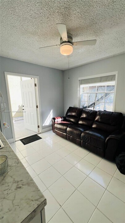 18901 NW 77th Ct in Hialeah, FL - Building Photo