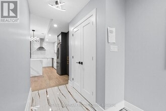 886 Byron Ave in Ottawa, ON - Building Photo - Building Photo