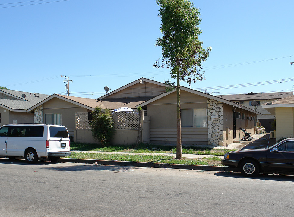 1846 E Grove Ave in Orange, CA - Foto de edificio