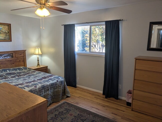 3717 Indianpipe Cir, Unit Master Bedroom in Colorado Springs, CO - Foto de edificio - Building Photo