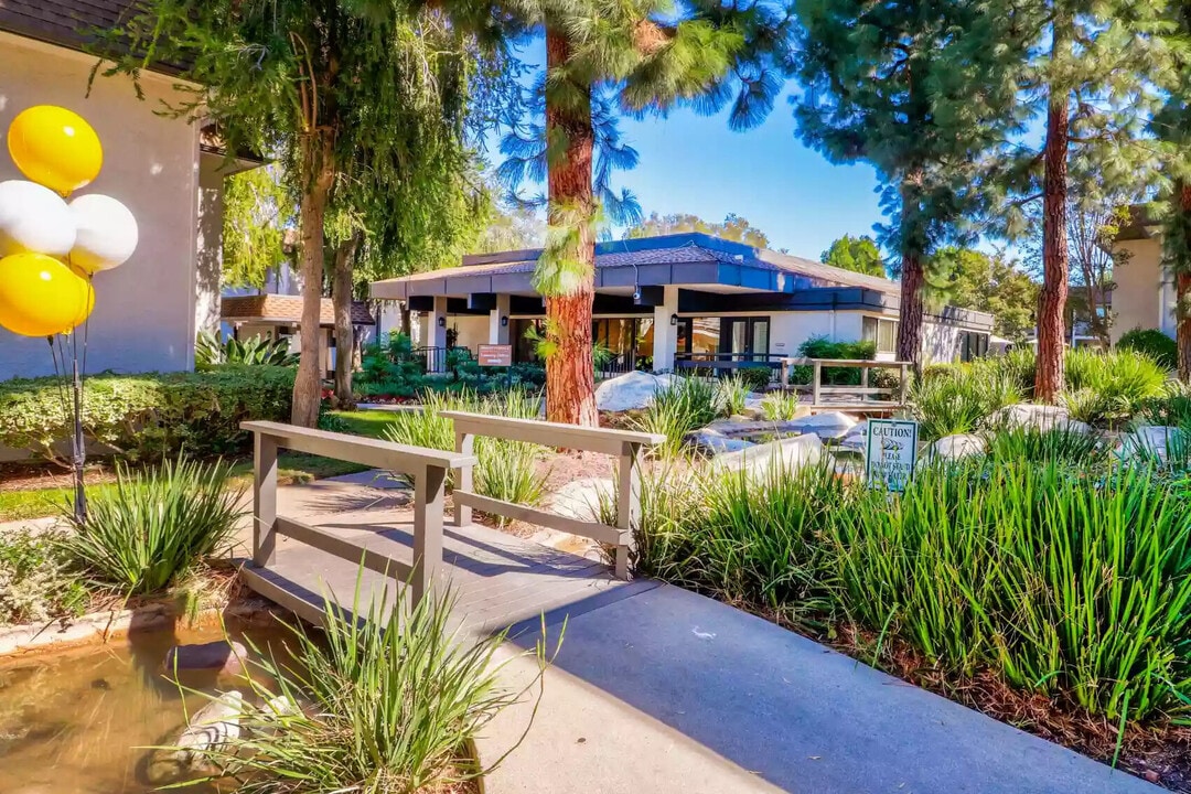 Grand Terrace in Glendora, CA - Foto de edificio