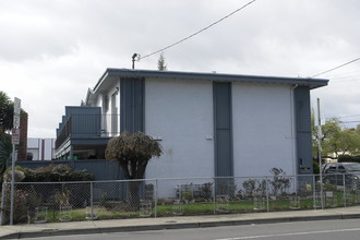 24619 Soto Rd in Hayward, CA - Foto de edificio - Building Photo