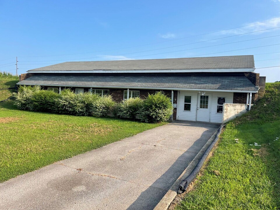 1138 Hyndsver Rd in Martin, TN - Building Photo