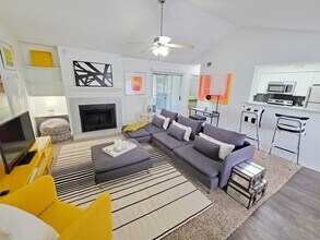 Bear Creek at Harwood Apartments in Euless, TX - Foto de edificio - Building Photo