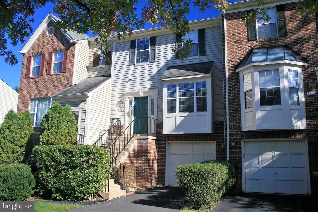 5619 Glenwood Mews Dr in Alexandria, VA - Building Photo