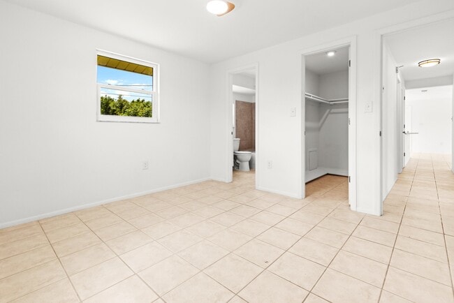 1057 Tropical Ave NW in Port Charlotte, FL - Foto de edificio - Building Photo