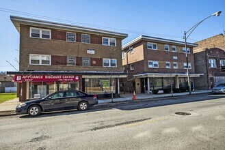 2041-43 E 75th St Chicago, IL 60649 in Chicago, IL - Foto de edificio - Building Photo