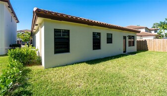 145 NE 27th Terrace in Homestead, FL - Foto de edificio - Building Photo