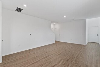 7229 Spotted Leaf Wy in Austin, TX - Building Photo - Building Photo