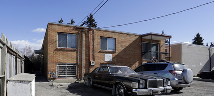 4231 Bow Trl SW in Calgary, AB - Building Photo - Building Photo