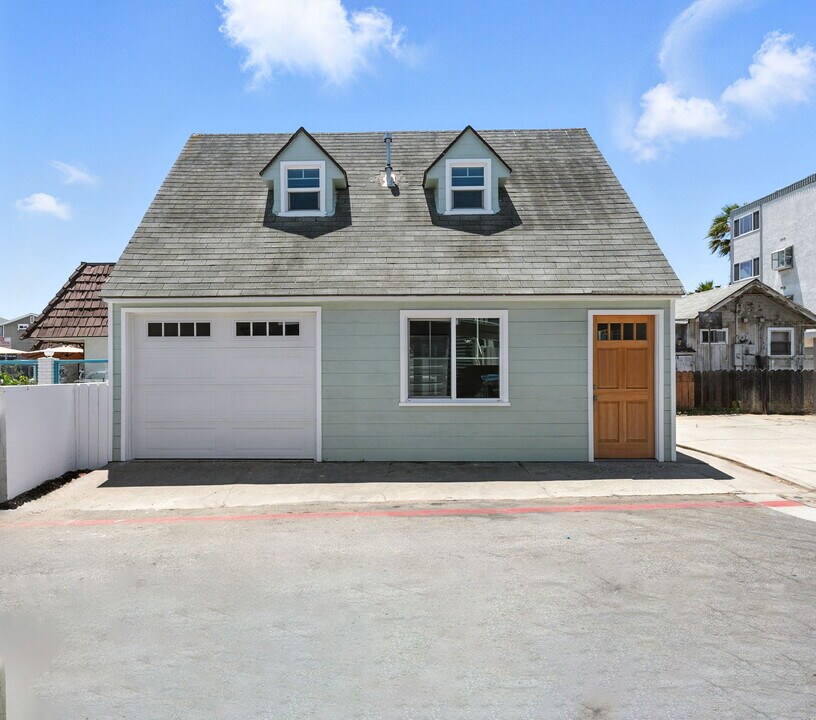 24 3rd Ct in Hermosa Beach, CA - Building Photo