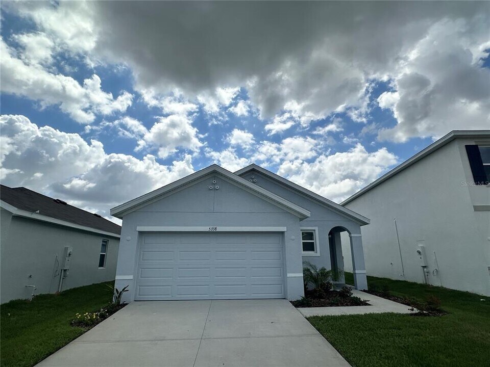 5314 Oxford Gray Rd in Wesley Chapel, FL - Building Photo