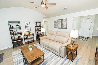 1713 Canterbury Ln in Lewisville, TX - Building Photo - Building Photo