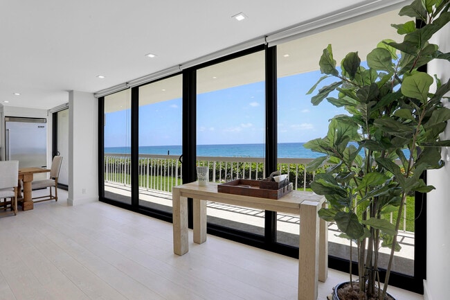 3300 S Ocean Blvd in Palm Beach, FL - Foto de edificio - Building Photo