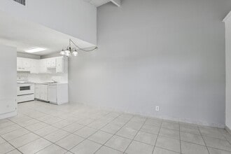 Azure Villas Apartments in Pembroke Park, FL - Foto de edificio - Building Photo