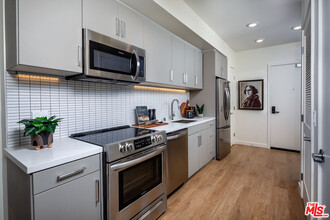 7566 Sunset Blvd-Unit -540-W in Los Angeles, CA - Building Photo - Building Photo