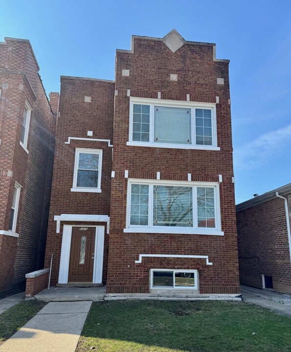 5425 W Drummond Pl in Chicago, IL - Building Photo